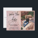 Elegante Rose Gold Imitate Foto Save The Date<br><div class="desc">Elegante Rose Gold Save the Date mit Ihrem eigenen Foto und verzierte handgeschriebene Kalligraphie. Die Vorlage ist für Sie Set, um ein Foto der Quittung hochzuladen und mit Ihrem Feiertag zu personalisieren. Das Design hat einen angesagten Hintergrund aus Rose Gold Imitat Folie, Aquarell, Rose Goldfolie-Chips und zartes Blattwerk mit Glitzer...</div>