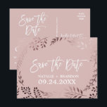 Elegante Rose Gold und Rosa Hochzeit speichern das Ankündigungspostkarte<br><div class="desc">Diese elegante Rose Gold und rosa Hochzeit speichern das Datum Postkarte ist perfekt für eine klassische Hochzeit. Das Design ist mit einem atemberaubenden Imitat Rose goldgeflochtenen Rahmen aus Folie auf einem rot-rosa Hintergrund und mit einem blendend neugierigen Schriftart gepaart. Personalisieren Sie die Vorderseite der Ankündigung mit den Paarnamen und dem...</div>
