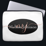Elegante Rose Goldschrift auf Schwarz Laptopschutzhülle<br><div class="desc">Elegante Rose Goldschrift auf schwarz,  bearbeiten Initialen (zwischen Blöcken) und Namen</div>