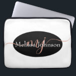 Elegante Rose Goldschrift auf Schwarz Laptopschutzhülle<br><div class="desc">Elegante Rose Goldschrift auf schwarz,  bearbeiten Initialen (zwischen Blöcken) und Namen</div>