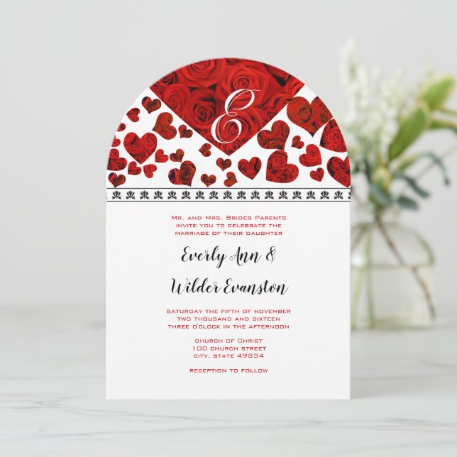 Elegante Rote Rosen und Herz-Hochzeiten Einladung (Stehend Vorderseite)