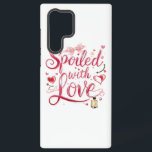 Elegante rote Schrift mit Champagner Samsung Galaxy Hülle<br><div class="desc">Feiern Sie ein Leben voller Zuneigung mit diesem glamourösen "Verwöhnt mit Liebe"-Grafik. Mit eleganter roter Schrift, sprudelndem Champagner und einer Reihe funkelnder Herzen ist dieses Design eine perfekte Erklärung dafür, geschätzt und verwöhnt zu werden. Es ist ein wunderbares, festliches Stück für den Valentinstag, einen Jahrestag oder jeden Tag, an dem...</div>