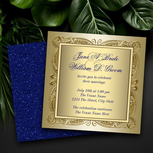 Elegante Royal Blue and Gold Wedding Einladung (Royal blue and gold wedding invitation with elegant gold swirls. )