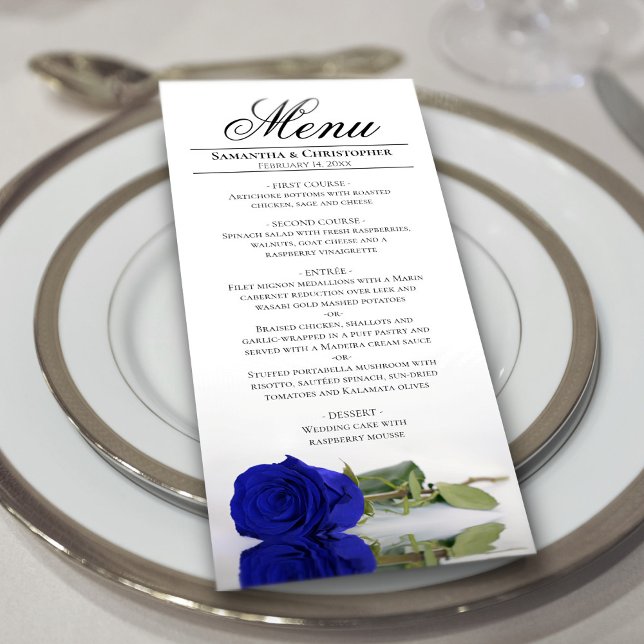 Elegante Royal Blue Rose mit Reflections Wedding Menükarte (In Situ on Plate)