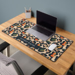 Elegante Safari Tierwelt Leopard-Spot Girly Schreibtischunterlage<br><div class="desc">Die moderne, exotische und eindrucksvolle Schreibtischmatte zum Thema Tierdruck präsentiert ein bezauberndes digitales Leopardenbild, das mit Eleganz und Wärme im Sinne des Designs gestaltet wurde. Die Farbpalette harmoniert mit den Farben Schwarz, Orange, Gelb, Grün und Beige und verleiht dem Ganzen ein optisch ansprechendes und stilvolles Ambiente. Die schwarzen Farbtöne sorgen...</div>
