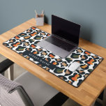 Elegante Safari Tierwelt Leopard-Spot Girly Schreibtischunterlage<br><div class="desc">Die moderne, exotische und eindrucksvolle Schreibtischmatte zum Thema Tierdruck präsentiert ein bezauberndes digitales Leopardenbild, das mit Eleganz und Wärme im Sinne des Designs gestaltet wurde. Die Farbpalette harmoniert mit den Farben Schwarz, Orange, Gelb, Grün und Beige und verleiht dem Ganzen ein optisch ansprechendes und stilvolles Ambiente. Die schwarzen Farbtöne sorgen...</div>
