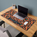 Elegante Safari Tierwelt Leopard-Spot Girly Schreibtischunterlage<br><div class="desc">Die moderne, exotische und eindrucksvolle Schreibtischmatte zum Thema Tierdruck präsentiert ein bezauberndes digitales Leopardenbild, das mit Eleganz und Wärme im Sinne des Designs gestaltet wurde. Die Farbpalette harmoniert mit den Farben Schwarz, Orange, Gelb, Grün und Beige und verleiht dem Ganzen ein optisch ansprechendes und stilvolles Ambiente. Die schwarzen Farbtöne sorgen...</div>