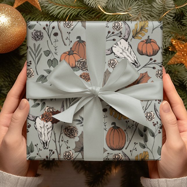 Elegante Sage Green Fall Harvest und Kuh Skulls Geschenkpapier (Elegant Design with Hand-Drawn Cow Skulls, Pumpkins, Roses, Leaves, Berries & Branches in Black Ink.)