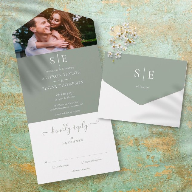 Elegante Sage Green Monogram Foto Wedding All In One Einladung (Von Creator hochgeladen)