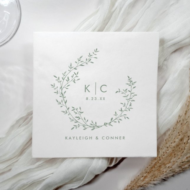 Elegante Salbeigrüne Anfangsbuchstaben Botanische  Serviette (Sage green wedding napkins with botanical wreath, initials, and names in elegant classic style.)