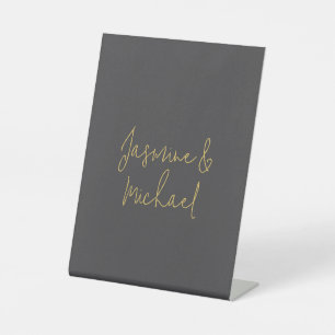 Elegante Schicke Kalligrafie-Paarnamen Grau & Gold Sockelschild