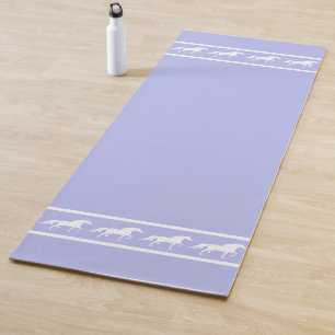 Elegante, schicke weiße Pferde auf Hellblau Yogamatte