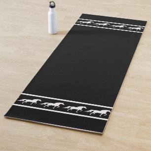 Elegante, schicke weiße Pferde auf Schwarz Yogamatte