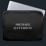 Elegante Schlichte Schwarz-weiße Personalisierte A Laptopschutzhülle<br><div class="desc">Sie sagen,  ein schwarzer Hintergrund wäre nicht gut? Denk noch mal nach! Schwarz ist immer die Farbe von Geschmack und Adel. Es ist eine der auffälligsten und auffälligsten Farben der Geschichte. Warum nicht Ihre eigene Persönlichkeit und Ihren Geschmack mit dieser einzigartig gestalteten Vorlage widerspiegeln?</div>