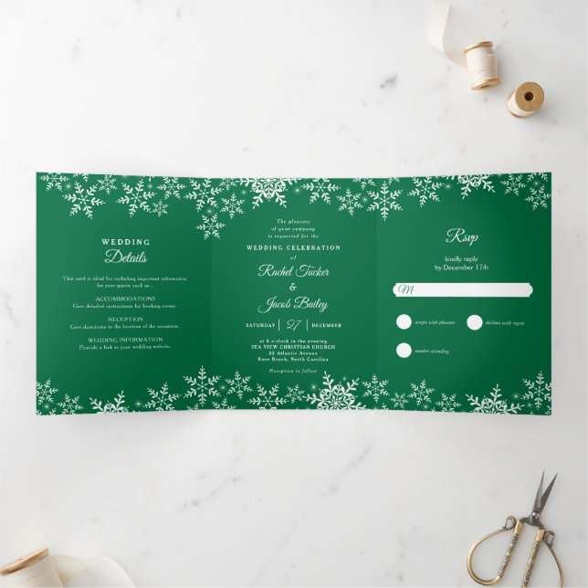 Elegante Schneeflocken Grüne Weihnachtsfeier Dreifach Gefaltete Einladung (Innenseite)