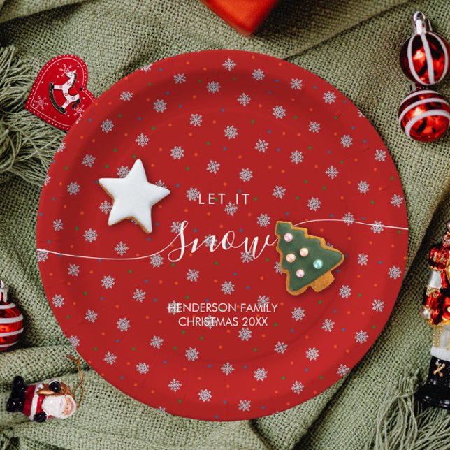 Elegante Schneeflocken in Rot und Weiß Pappteller (Let it snow custom red Christmas plate with snowflakes and personalized)