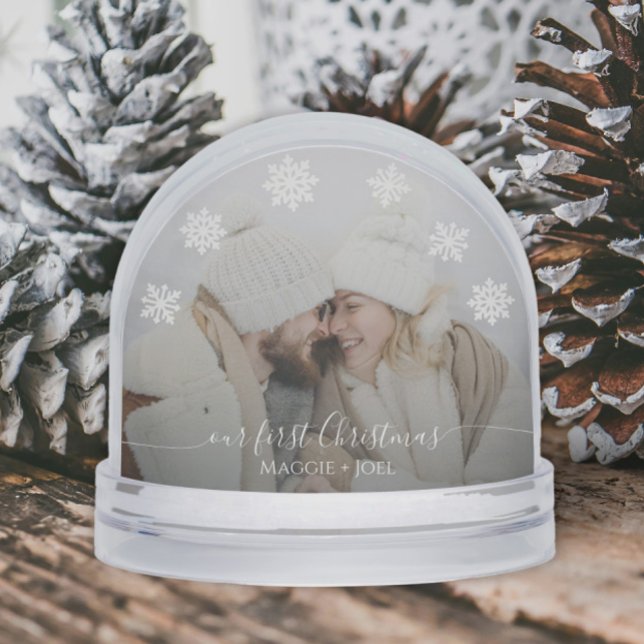Elegante Schneeflocken Unser erstes Weihnachtsfest Schneekugeln (Personalized white snowflakes Couple's first Christmas keepsake with custom photo and text)