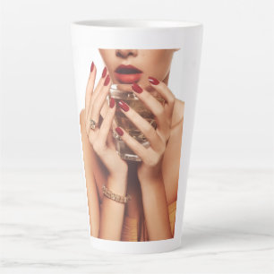 Elegante Schönheit: Hochglanz-Illustrations-Latte- Milchtasse