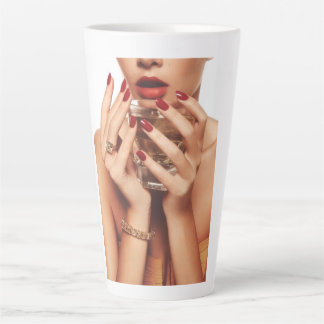 Elegante Schönheit: Hochglanz-Illustrations-Latte- Milchtasse
