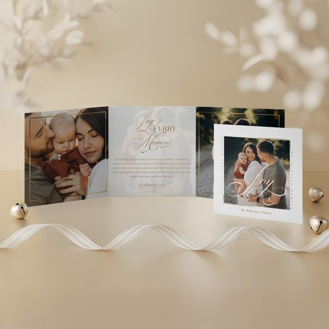 Elegante Schrift Freude in jedem Moment Fotocollag Dreifach Gefaltete Urlaubskarte (Elegant Script Joy in Every Moment Photo Collage Tri-Fold Holiday Card (Inside Fold & Front Cover))
