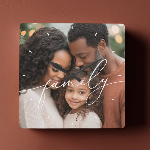 Elegante Schriftzug-Overlay-Familienfoto Quadratische Wanduhr