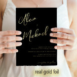 Elegante Schwarz-Gold-Echtfolie-Hochzeit Folieneinladung<br><div class="desc">Trendy handgeschriebene Braut- und Bräutigam-Schriftzeichen heißen elegante,  moderne Hochzeitseinladung in einfacher schwarz-luxuriöser Goldfolie.                     Sie können die Hintergrundfarbe ändern,  nachdem Sie weitere Option ANKOMIZE ausgewählt haben. Sie können auch aus drei Folienfarben wählen: Gold,  Silber und Rose.             Die Einladung eignet sich für moderne stilvolle Hochzeitsfeiern und Empfänge.</div>