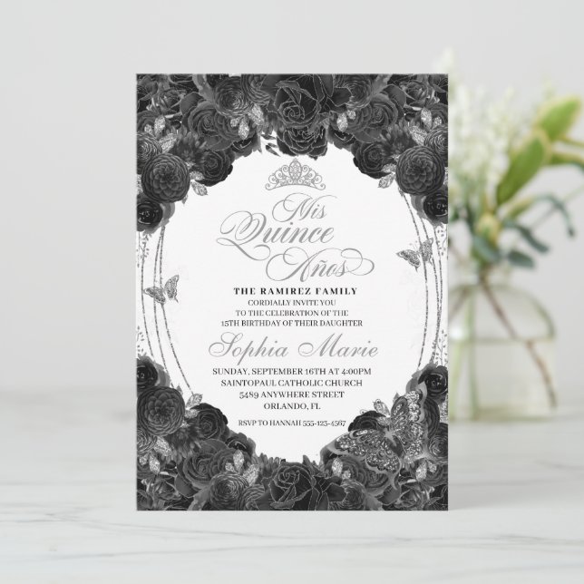 Elegante Schwarz und Silver Floral Quinceanera Einladung (Stehend Vorderseite)