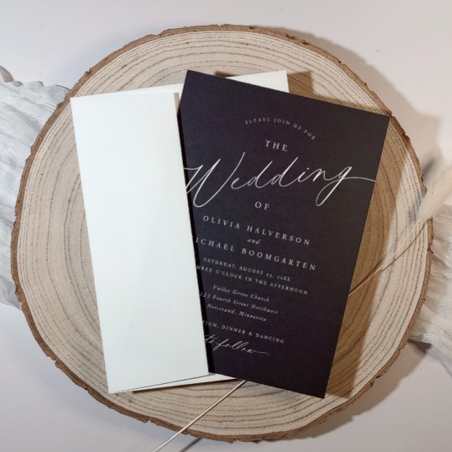 Elegante Schwarz-Weiß-Moderne Kalligraphie Hochzei Einladung (Elegant black with white text wedding invitation featuring classic modern calligraphy.)