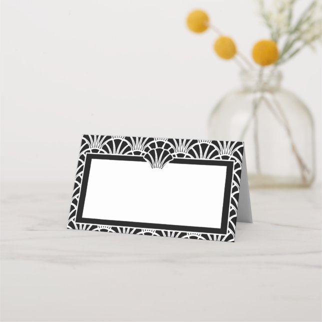Elegante Schwarz-weiße Art Deco Hochzeit Platzkarte (Vorderseite)