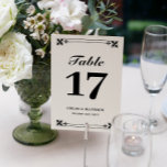 Elegante Schwarz-weiße Frame-Namen und Hochzeitdat Tischnummer<br><div class="desc">Elegante Tischkarten in Schwarzweiß mit fetten Schriftart und einem verzierten Rahmen oben und unten. Schwarz-Weiß-Tischnummer-Karten personalisiert mit Ihren Namen und Hochzeitsdatum in einem eleganten Schwarz-Weiß-Design.</div>