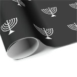 Elegante schwarz-weiße jüdische Menorah Hanukkah Geschenkpapier<br><div class="desc">Minimalistisches modernes, schwarz-weiß jüdisches Menorahmuster schlichte elegante Geschenkpapier. Weiße Menorah Muster auf schwarzem Hintergrund. Dieses Papier ist ideal für Hanukkah, Chanukah, Bar mitzvah, Fledermaus Mitzvah, Shabbat und jüdischen Feiertagen.</div>