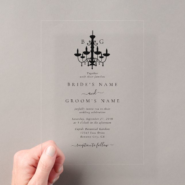 Elegante Schwarz-weiße Kronleuchter Monogram Weddi Acryleinladungen (Insitu (Handheld))
