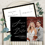 Elegante Schwarz-weiße moderne Schrift Save the Da Ankündigungspostkarte<br><div class="desc">Modernes Schwarz-Weiß-Script-Foto Einfache Hochzeit speichern Sie die Datum Ankündigung Postcard. Lass Familie, Freunde und Kollegen wissen, dass Sie Set ein Datum für Ihre Hochzeitsfeier mit dieser eleganten, stilvollen und modernen Hochzeit speichern Sie das Datum Einladungskarte. Alle Texte sind so vorbereitet, dass Sie sie einfach und schnell mit Ihren eigenen Details...</div>