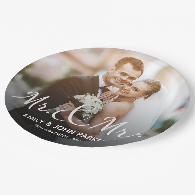 Elegante Schwarz-weiße Mr. and Mrs. Round Wedding  Pappteller (Schrägansicht)