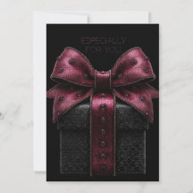 Elegante schwarze Geschenkbox mit burgunderroter S