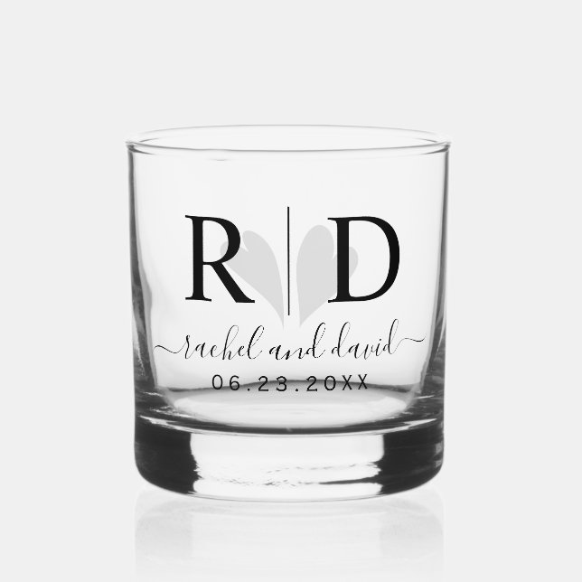 Elegante Schwarze Initialen und Herz Hochzeit Whiskyglas (Vorderseite)