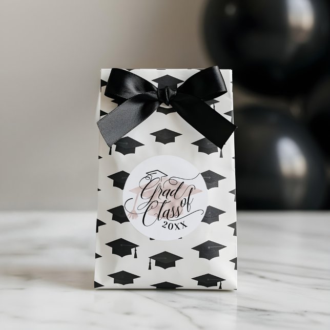 Elegante schwarze Script Typografie Pink Grad Cap Runder Aufkleber (Elegant Black Script Typographic Pink Grad Cap Classic Round Sticker)