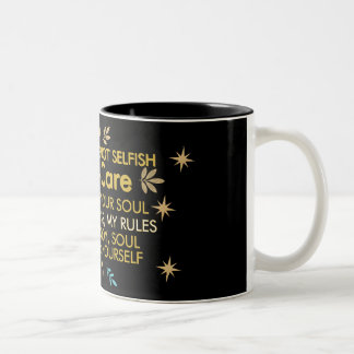 Elegante schwarze und goldene Selbstfürsorge-Zitat Zweifarbige Tasse