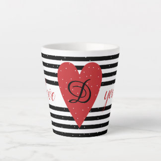 Elegante schwarzweiße Streifen und rotes Herz Milchtasse