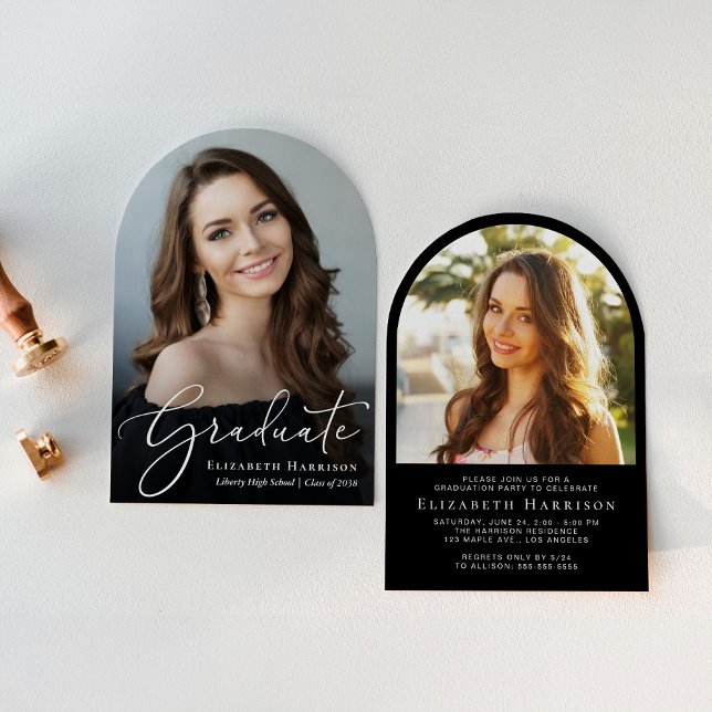 Elegante Script Arch Foto Black Graduation Party Einladung (An elegant arch-shaped graduation party invitation to celebrate the graduate's achievements)