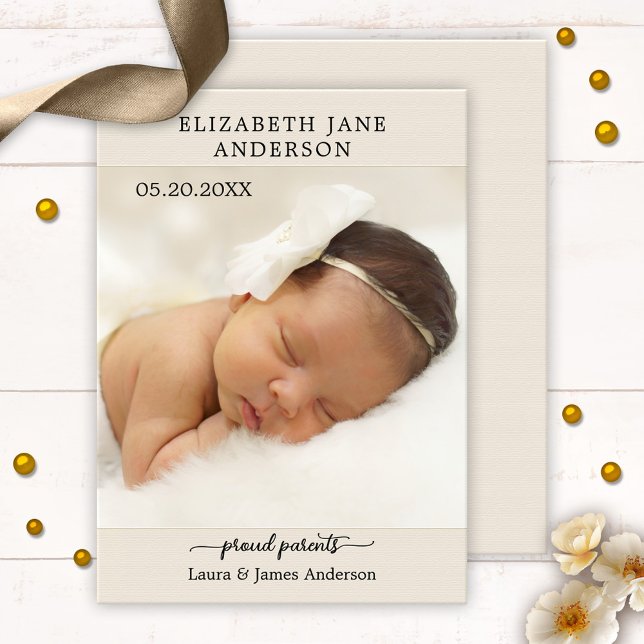 Elegante Script Baby Foto Geburtskarte Dankeskarte (Baby birth announcement card featuring a photo of your baby framed by a simple beige burlap design)