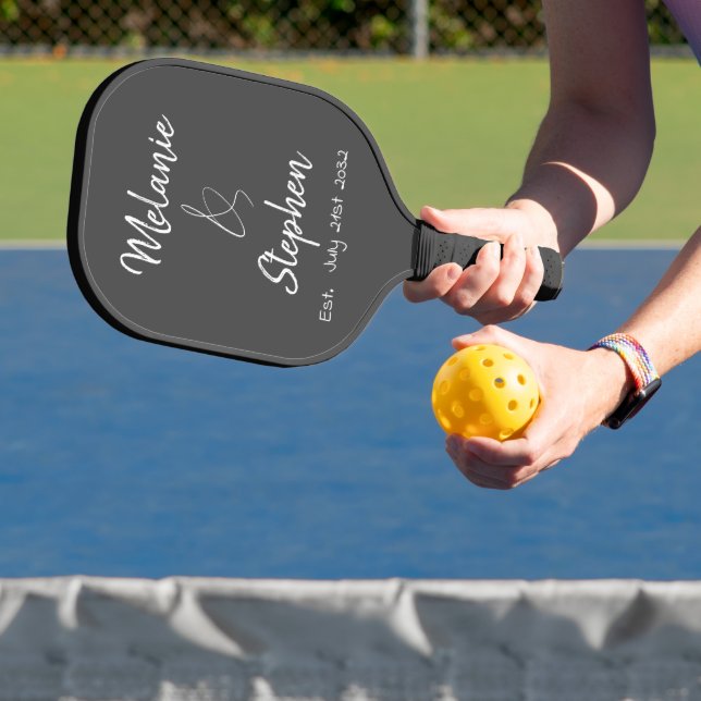 Elegante Script Couple Names Date Typogray Pickleball Schläger (InSitu)