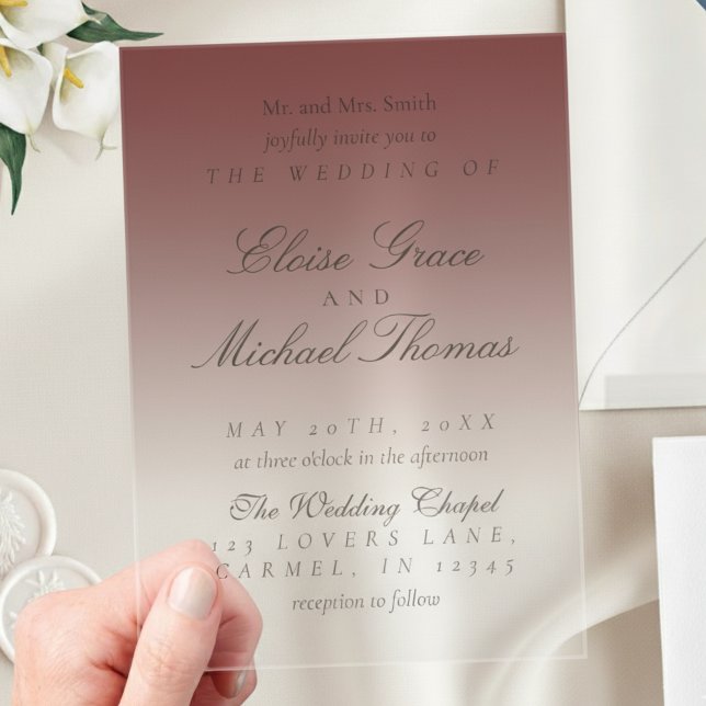Elegante Script Cranberry Red Gradient Wedding Acryleinladungen (Invite guests to your big day with this Elegant Script Gradient Wedding Acrylic Invitation!)