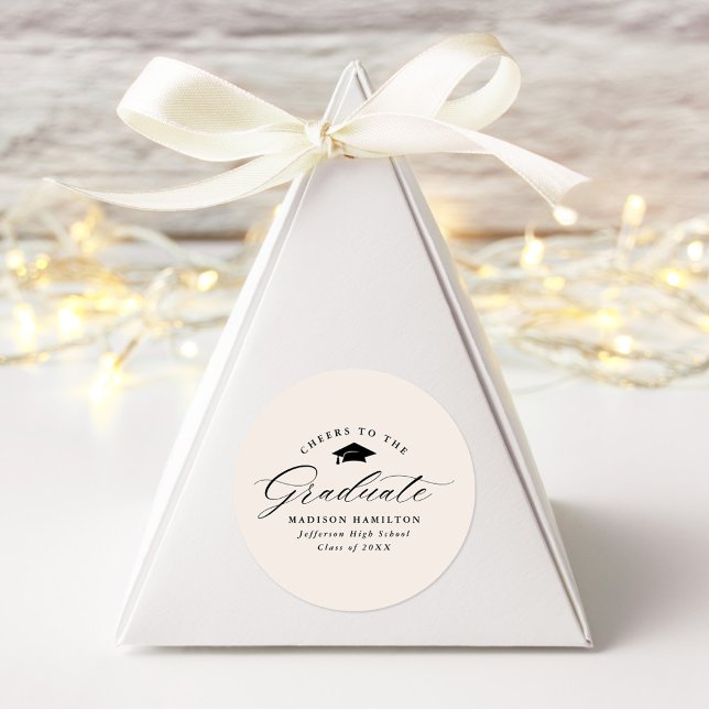 Elegante Script Cream Cheers to the Graduate Runder Aufkleber (Von Creator hochgeladen)