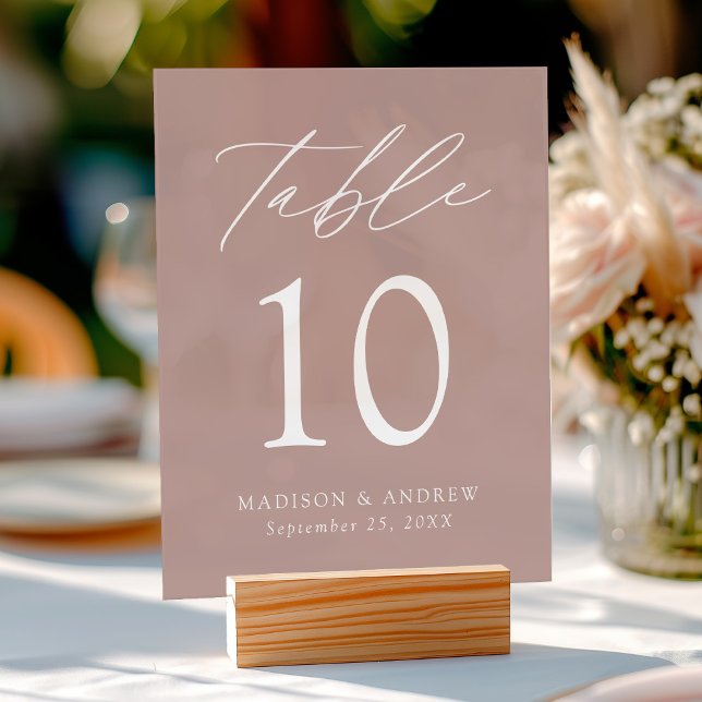 Elegante Script Dusty Rose Wedding Tischnummer Acrylschild (Please note: The wooden stand does not come with the sign. Zazzle sells a wood block stand.)