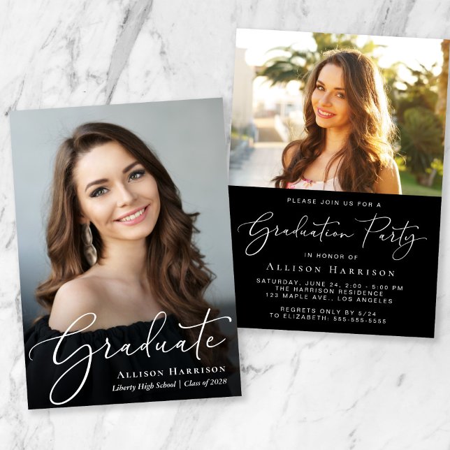 Elegante Script-Foto-Overlay-Graduierungspartei Einladung (An elegant photo graduation announcement to celebrate the graduate's achievements)
