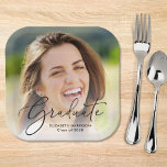 Elegante Script-Foto-Overlay-Graduierungspartei Pappteller<br><div class="desc">Elegante Graduiertenparty-Teller mit dem Foto des Absolventen,  überlagert mit "Graduate" in einem schicken Drehbuch und ihrem Namen und Klassenjahr in einfacher moderner Typografie.</div>