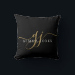 Elegante Script Gold Monogram Initials Name Schwar Kissen<br><div class="desc">Ein elegantes,  modernes,  stilvolles Kissen mit einem schwarzen Monogramm aus Gold mit einem dramatischen Schriftzeichen,  das mit Swashes und Ihrem vollen Namen beginnt. Einfache Eleganz. Der Hintergrund hat einen visuell strukturierten Effekt. Gold auf schwarz.</div>