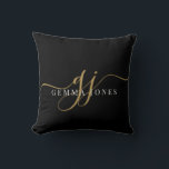 Elegante Script Gold Monogram Initials Name Schwar Kissen<br><div class="desc">Ein elegantes,  modernes,  stilvolles Kissen mit einem schwarzen Monogramm aus Gold mit einem dramatischen Schriftzeichen,  das mit Swashes und Ihrem vollen Namen beginnt. Einfache Eleganz. Der Hintergrund hat einen visuell strukturierten Effekt. Gold auf schwarz.</div>