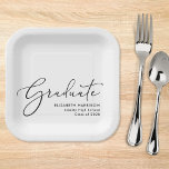 Elegante Script Graduation Party Pappteller<br><div class="desc">Elegante weiße Graduierungsparty Teller mit "Graduate" in einer schicken modernen Drehbuch und den Namen,  Schule und Klasse Jahr des Absolventen in einfachen Typografie.</div>